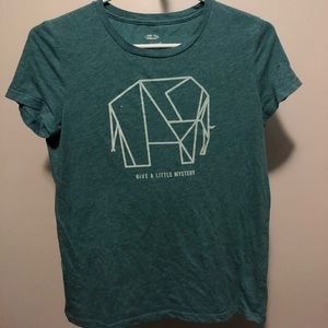 Shirt "give a little mystery" tee